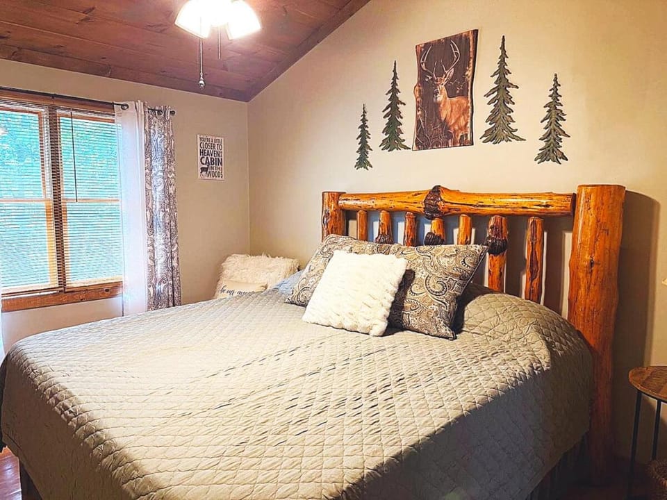 Cabin in Gated resort with Hot Tub, deck and more Cabin in Georgia