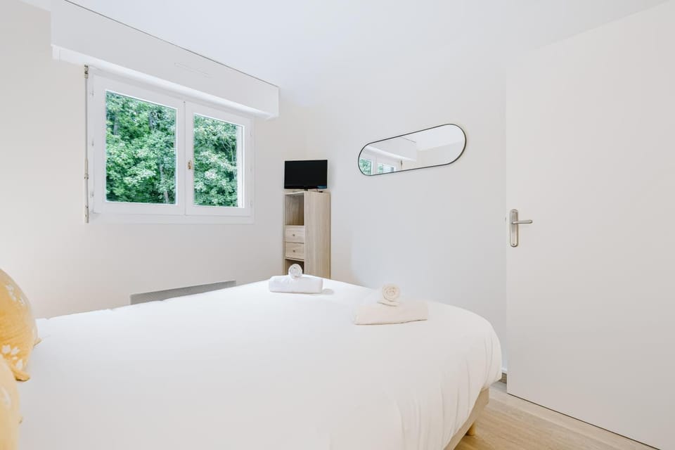 Bed, TV and multimedia, Photo of the whole room, Bedroom, towels