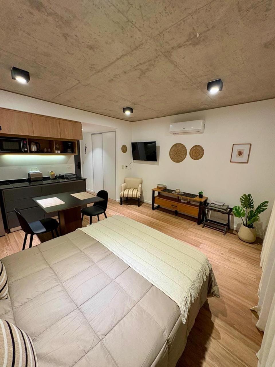 Bed, TV and multimedia, Kitchen or kitchenette, Photo of the whole room, Seating area, Bedroom