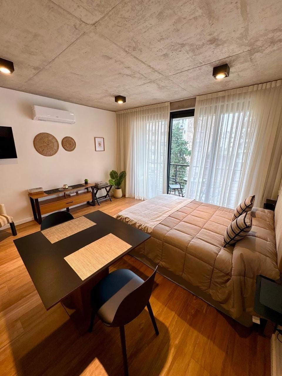 Bed, TV and multimedia, Living room, Photo of the whole room, Seating area, Bedroom