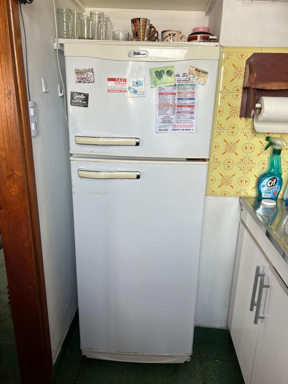 Kitchen or kitchenette, minibar