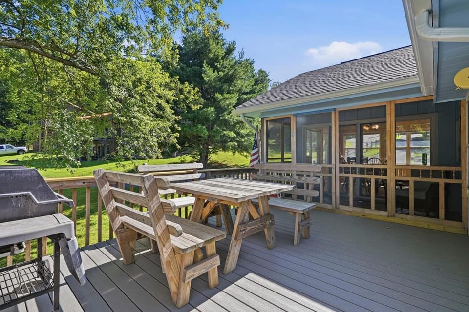 Lakefront Paradise on Lake Wallenpaupack w/ Dock House in Lake Wallenpaupack