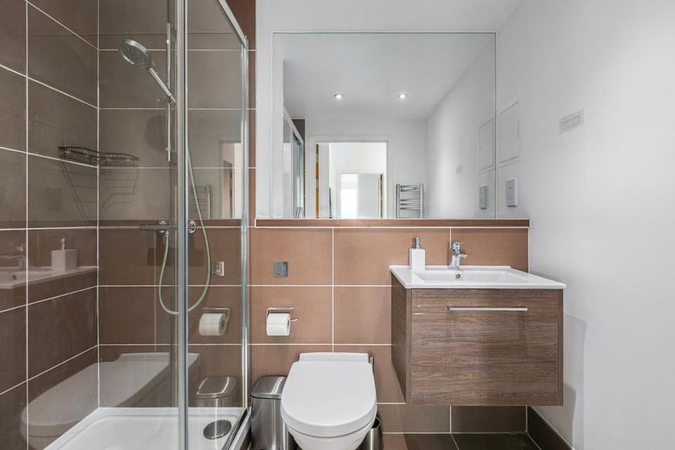 Bright & Modern 2BD 2Bath - Sleeps 6 - Tube - Wifi Apartment in London