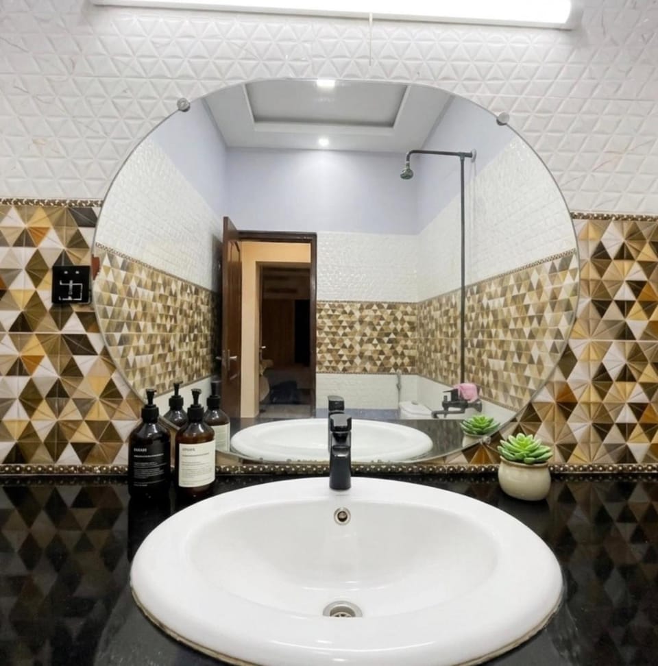 Jinnah Avenue Guest House - Airport Bed and Breakfast in Karachi
