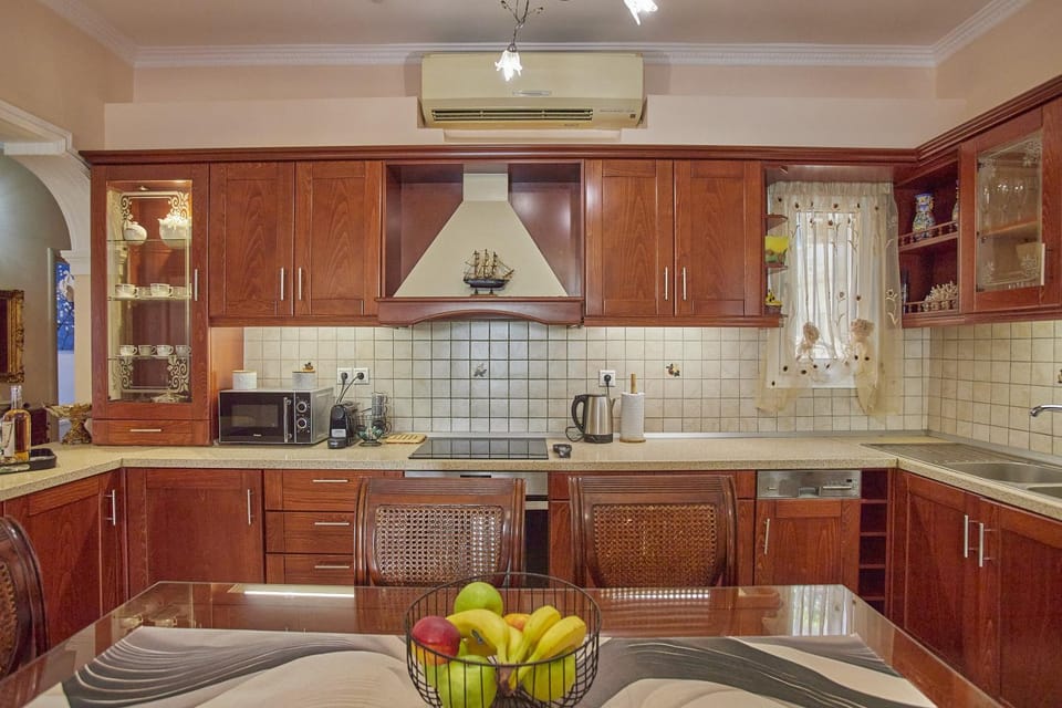 Kitchen or kitchenette, Dining area, dishwasher, oven