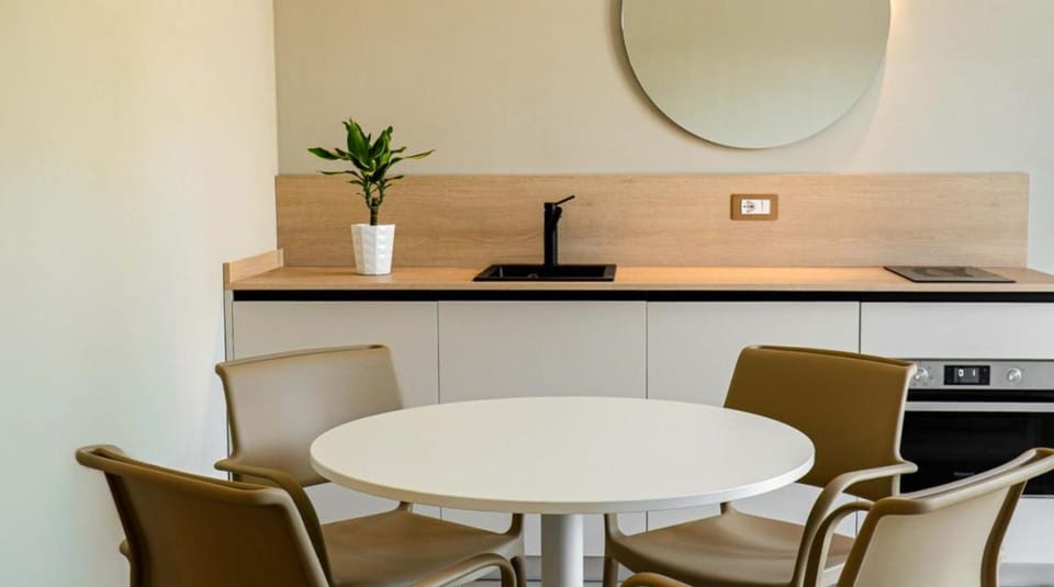 Kitchen or kitchenette, Seating area