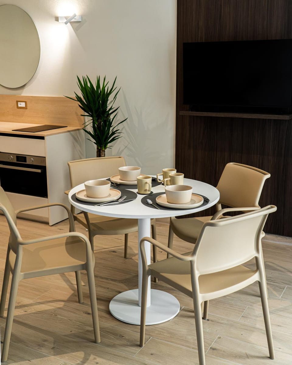Kitchen or kitchenette, Dining area