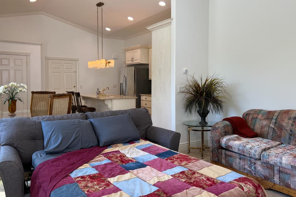 Full Kitchen! King Suite Near Snowbasin Apartment in Layton