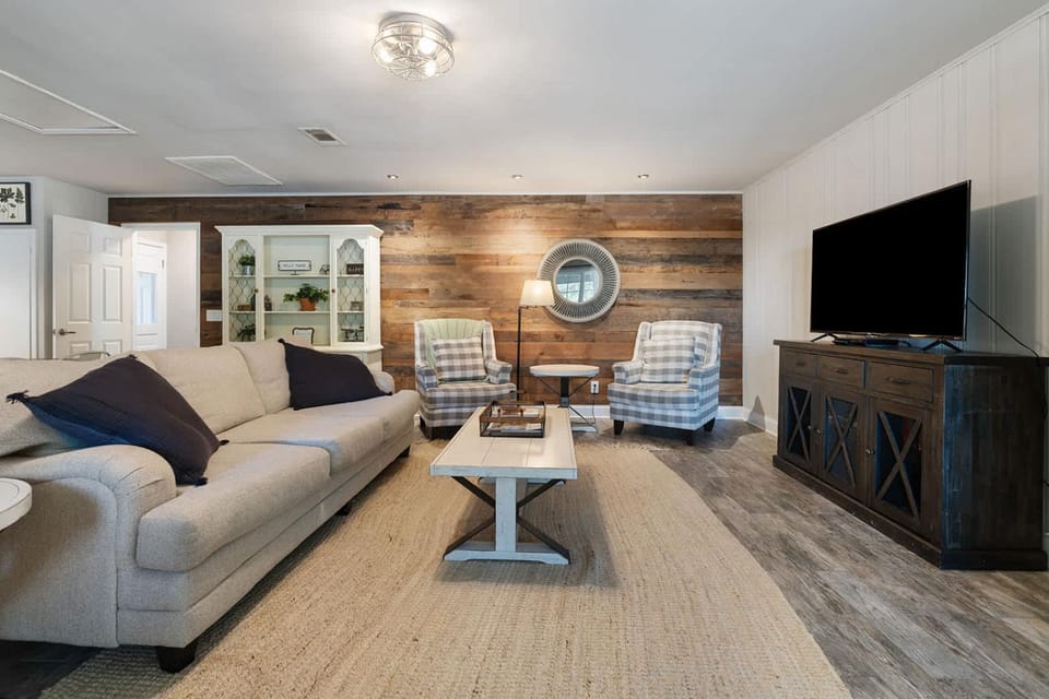 TV and multimedia, Living room, Seating area, Evening entertainment