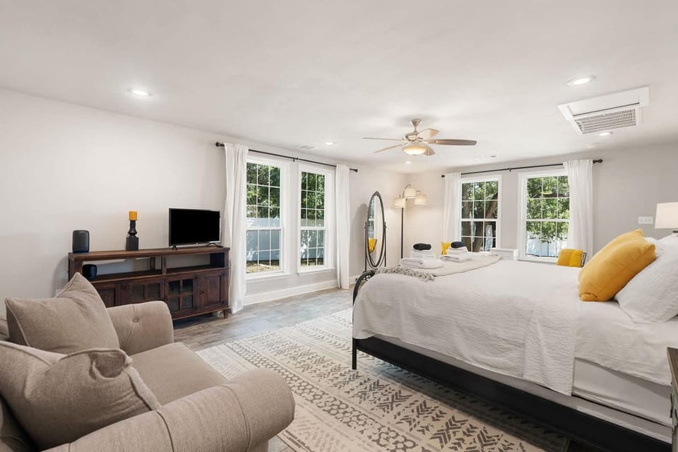 Bed, TV and multimedia, Bedroom