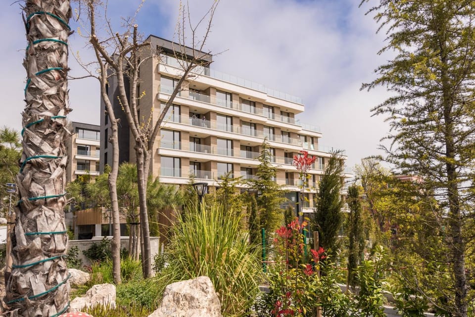 Property building, Day, Natural landscape, Garden, Garden view