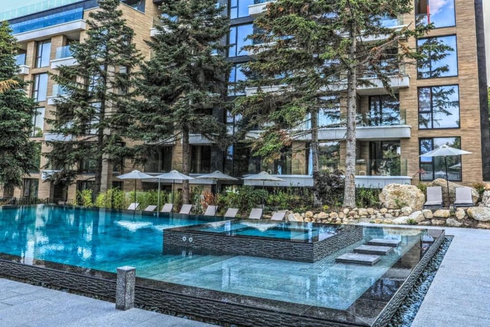 Property building, Day, Hot Tub, Pool view, Swimming pool, Swimming pool, sunbed