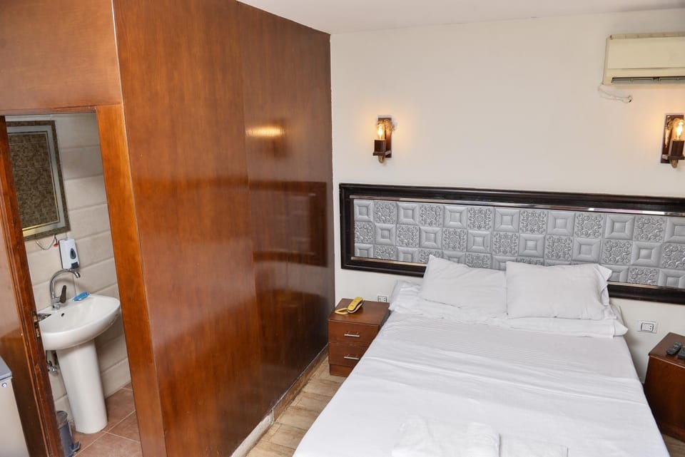 Bed, Bathroom, TV and multimedia, Photo of the whole room, Bedroom, towels, air conditioner