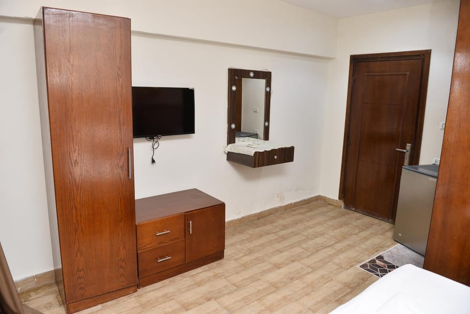 Communal lounge/ TV room, Bed, Bathroom, TV and multimedia, Photo of the whole room, Evening entertainment, Bedroom, Guests, hair dresser, wardrobe