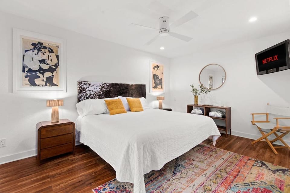 Bed, TV and multimedia, Bedroom