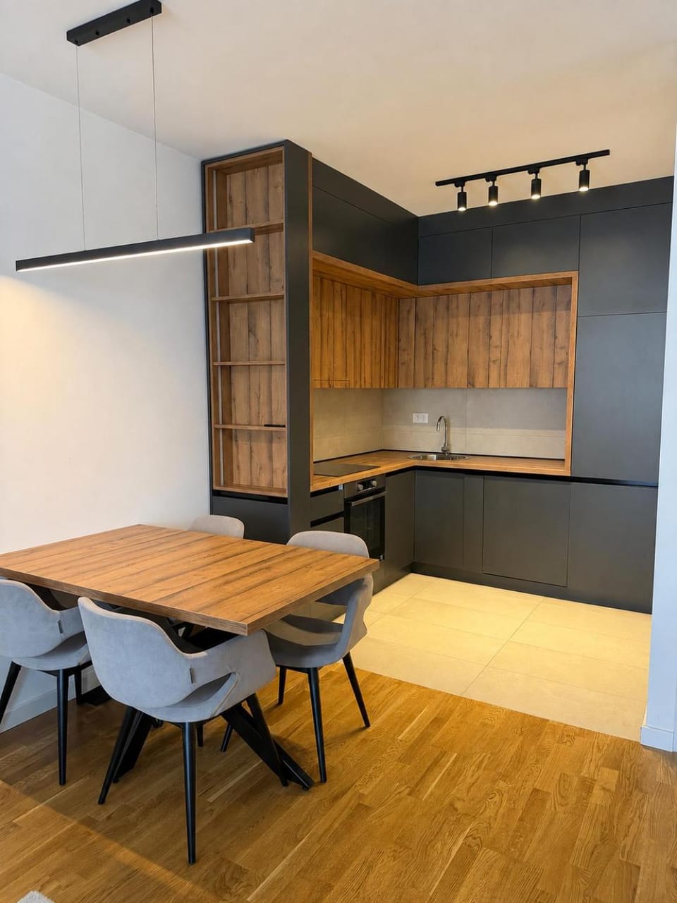Kitchen or kitchenette, Dining area