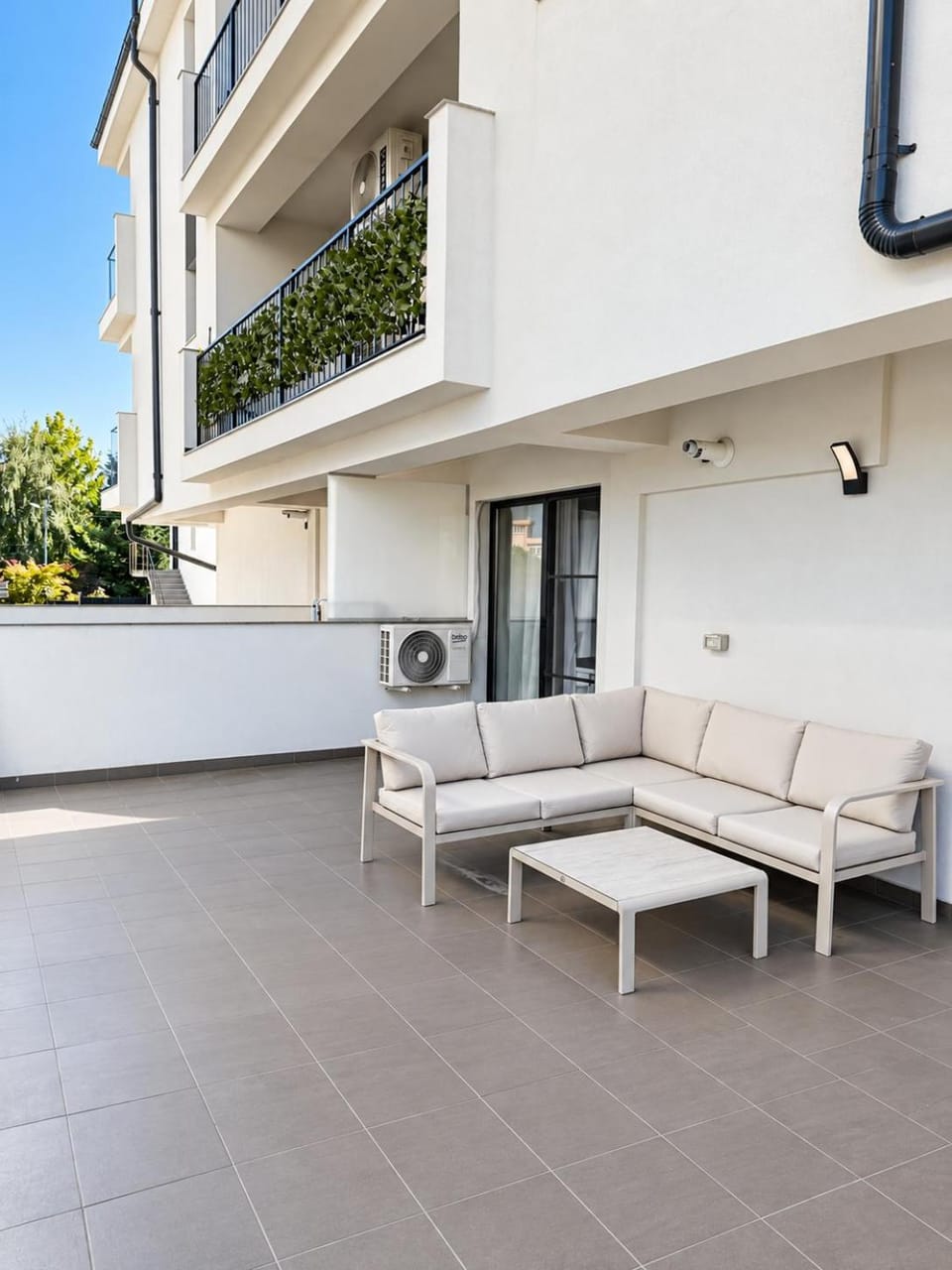Property building, Balcony/Terrace, Balcony/Terrace