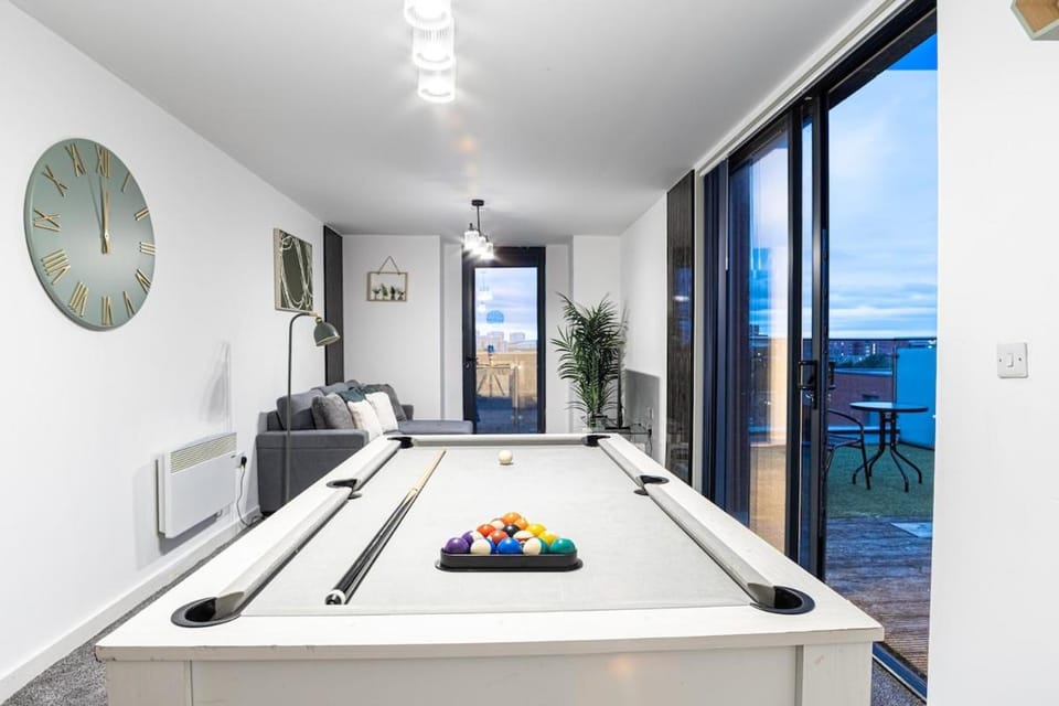 Manchester Penthouse, Pool & Ping Pong, Skyline Apartment in Salford