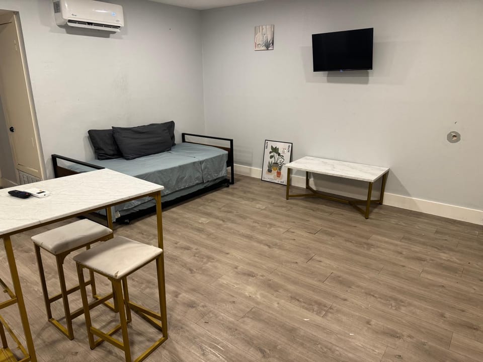 Trendy 1BR Escape Near the Museum District Apartment in Harris County