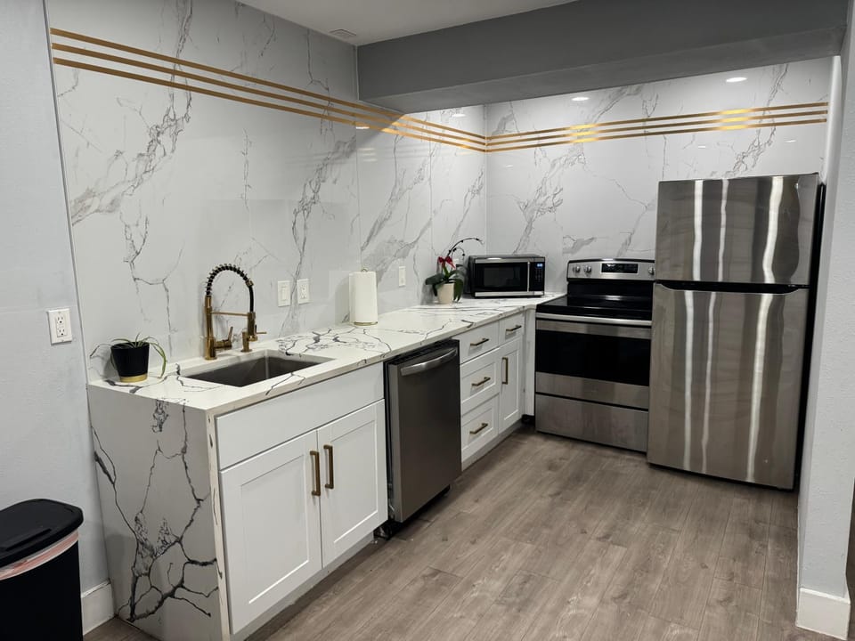 Trendy 1BR Escape Near the Museum District Apartment in Harris County