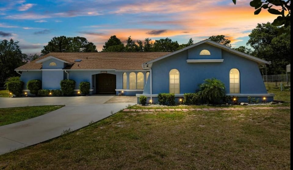 House with heated pool House in Spring Hill