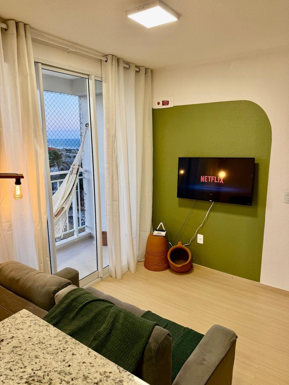 Apartamento em Condomínio Clube com 2 suítes e bem localizado Apartment in Fortaleza