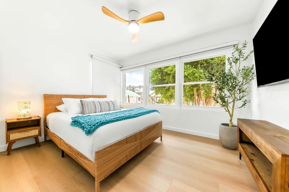 The Tourmaline Beach House - Walk to Surf & Sand House in Pacific Beach