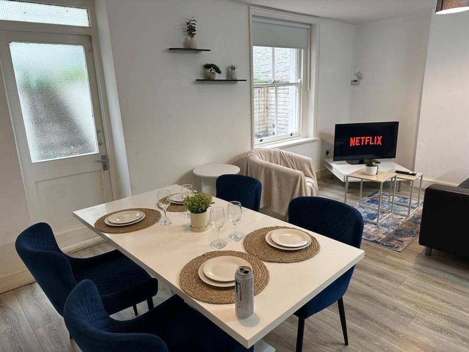 2 Bedroom Notting Hill Apartment with Private Garden by Dewan Residences Apartment in City of Westminster