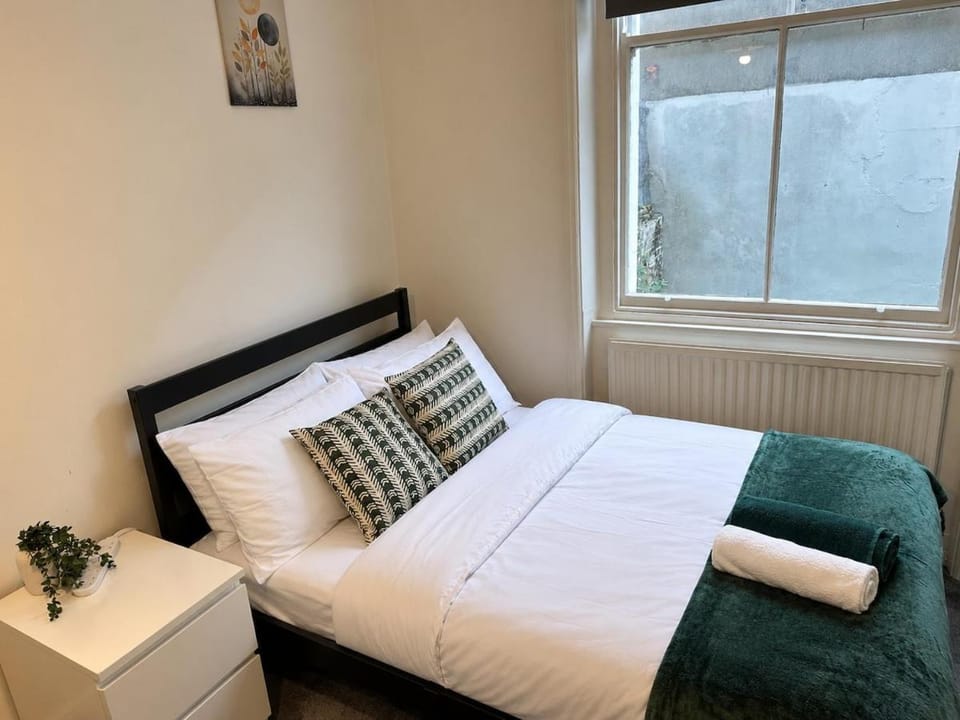 2 Bedroom Notting Hill Apartment with Private Garden by Dewan Residences Apartment in City of Westminster