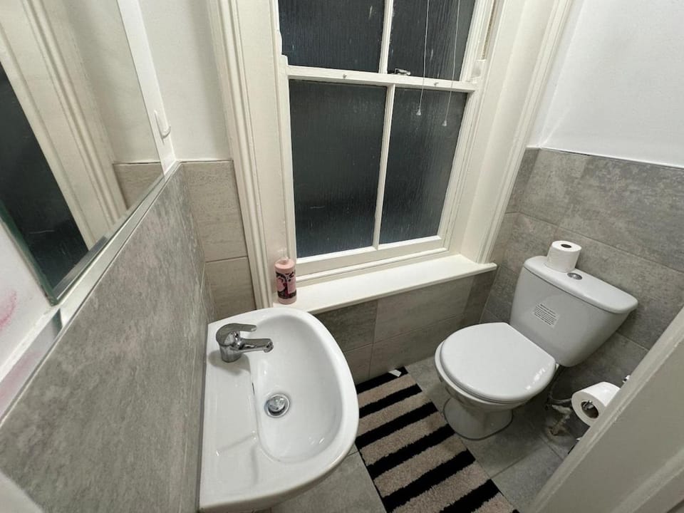 2 Bedroom Notting Hill Apartment with Private Garden by Dewan Residences Apartment in City of Westminster