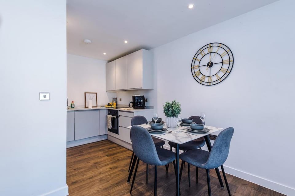 City Centre Apt w Balcony & Free Parking Apartment in Salford