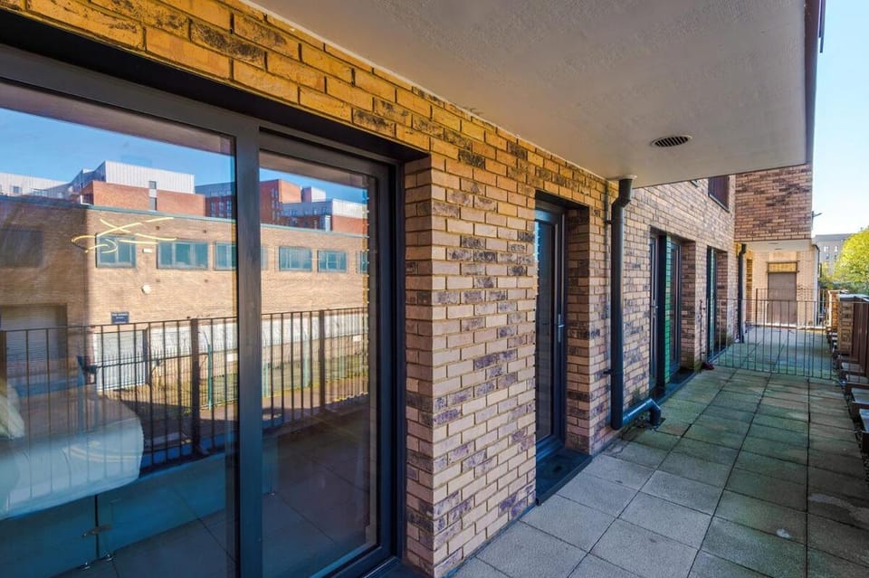 City Centre Apt w Balcony & Free Parking Apartment in Salford