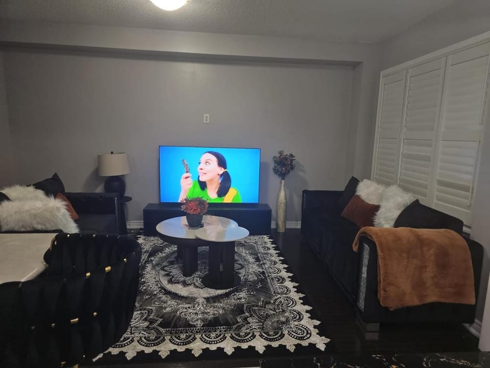 Modern Cozy Home - Spacious - Near Airport with AC Apartment in Vaughan
