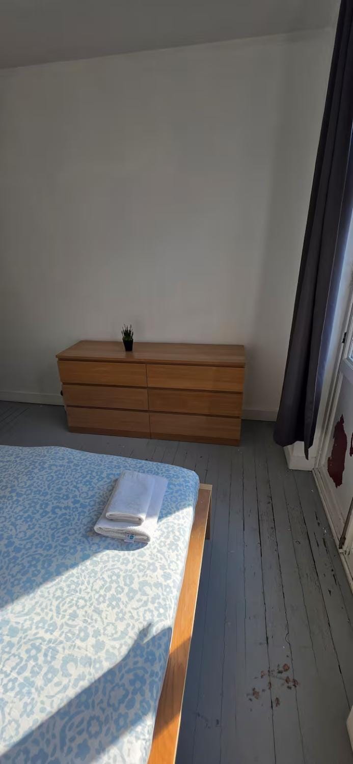 Photo of the whole room, Seating area, Bedroom