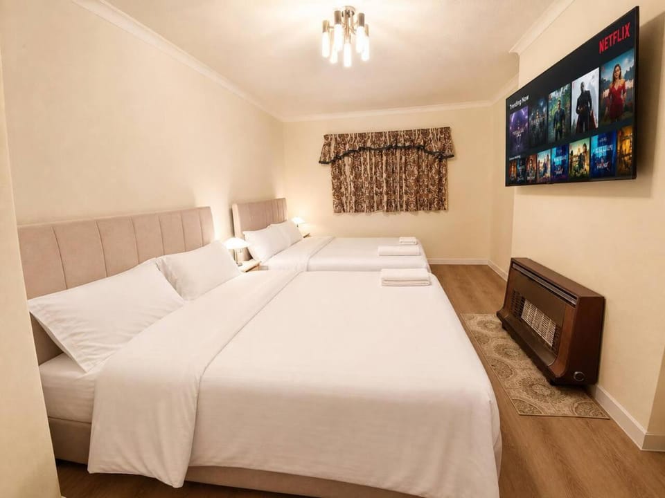 Unique Family Room, Double Beds 55TV WiFi PetsOK Vacation rental in Wolverhampton