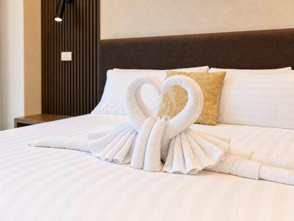 Bed, Bedroom, towels