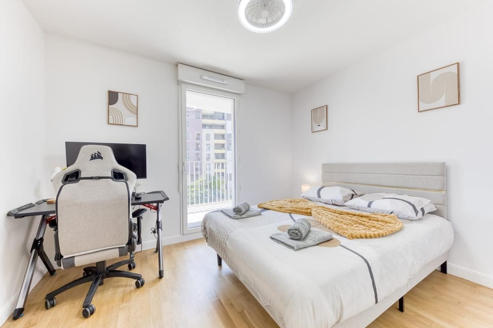 Bed, Photo of the whole room, Bedroom, towels