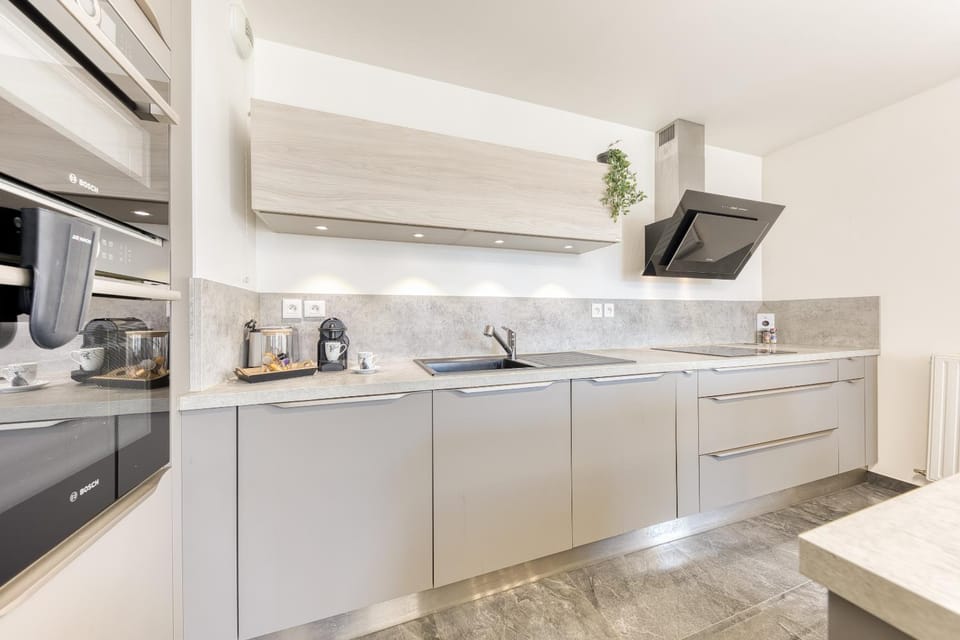 Coffee/tea facilities, Kitchen or kitchenette, dishwasher, stove