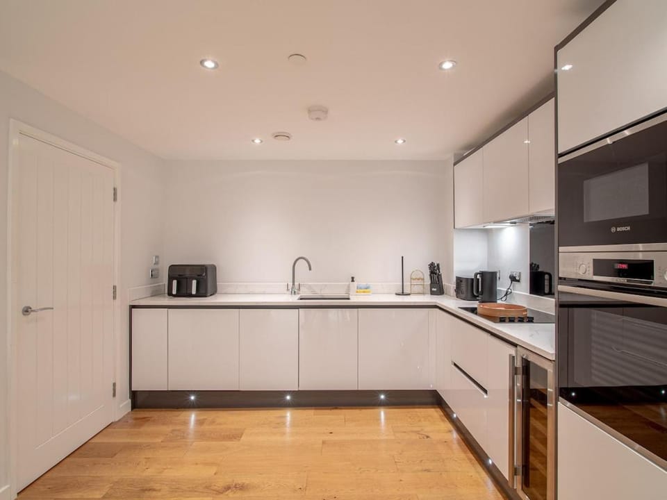 Coffee/tea facilities, Kitchen or kitchenette, dishwasher, oven, stove, toaster