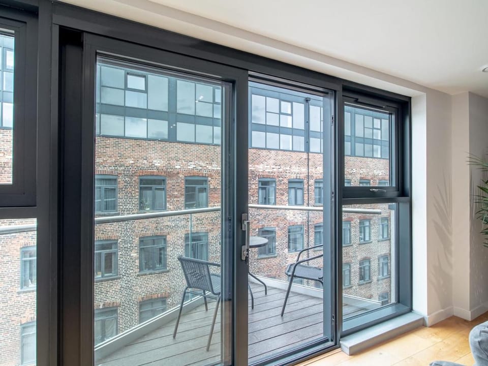 Leeds Dock Penthouse with Balcony & Parking Apartment in Leeds