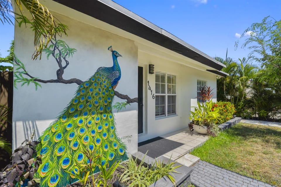 Cottage w Peacocks Managed by BNR Vacation Rentals Apartment in Fort Lauderdale