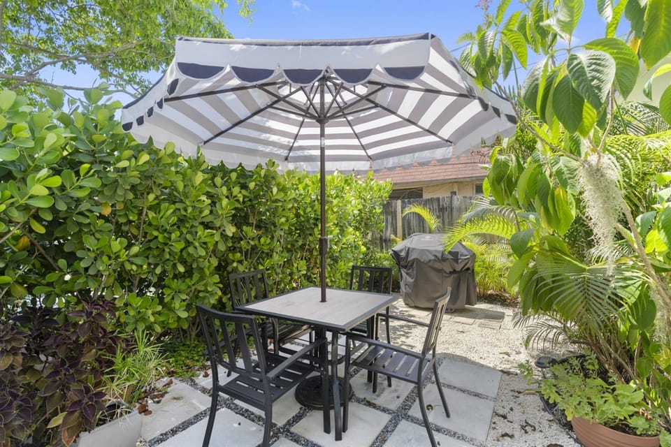 Cottage w Peacocks Managed by BNR Vacation Rentals Apartment in Fort Lauderdale