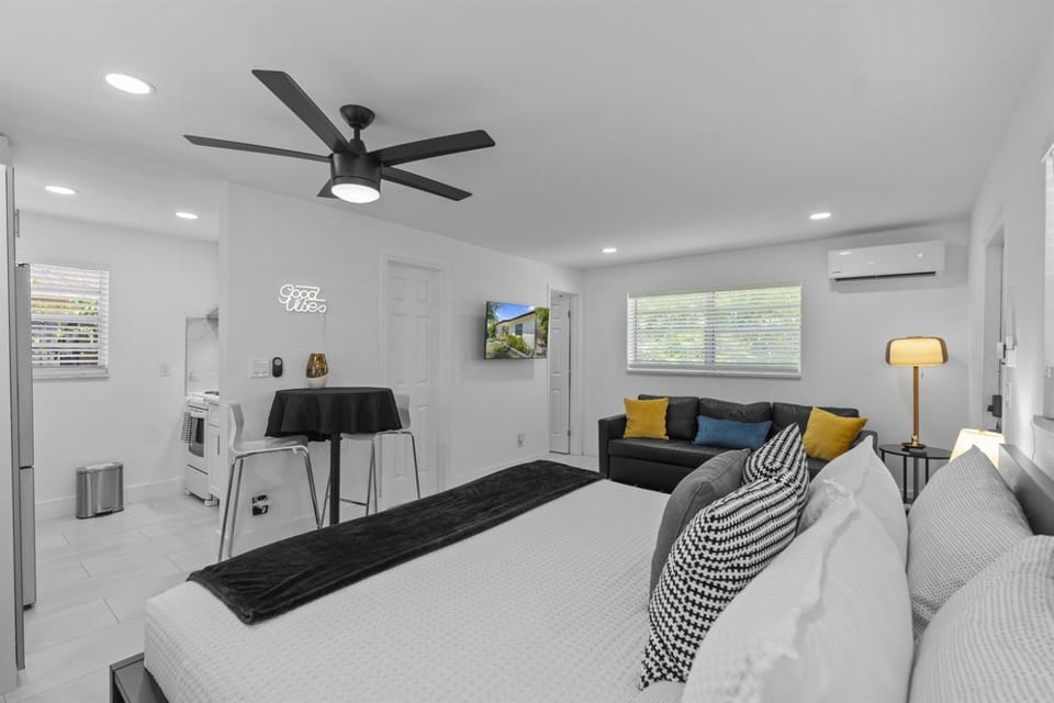 Cottage w Peacocks Managed by BNR Vacation Rentals Apartment in Fort Lauderdale