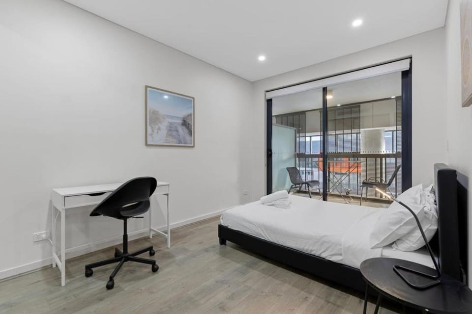 Modern City-Fringe Townhouse Apartment in Kensington