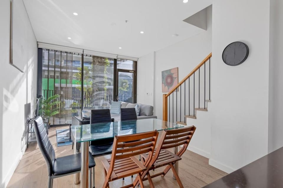 Modern City-Fringe Townhouse Apartment in Kensington