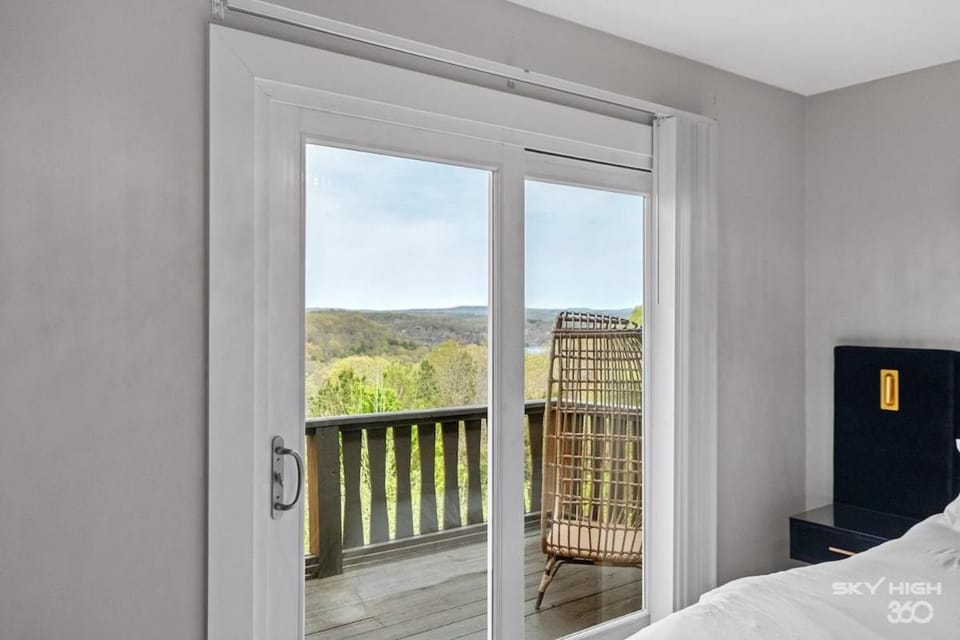 Natural landscape, View (from property/room), Bedroom, Lake view
