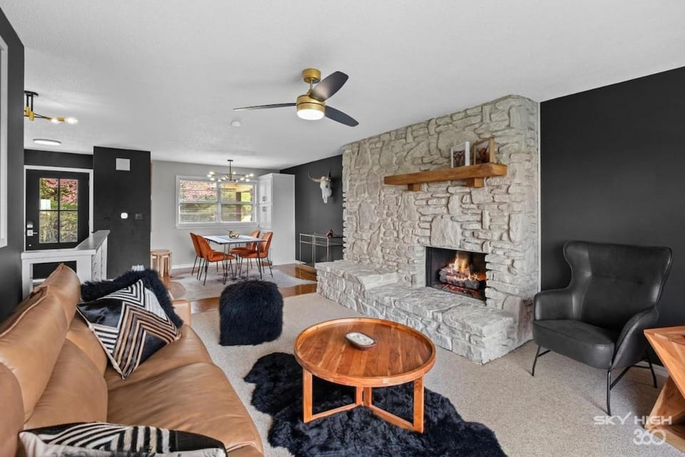 Living room, Seating area, Lake view, fireplace