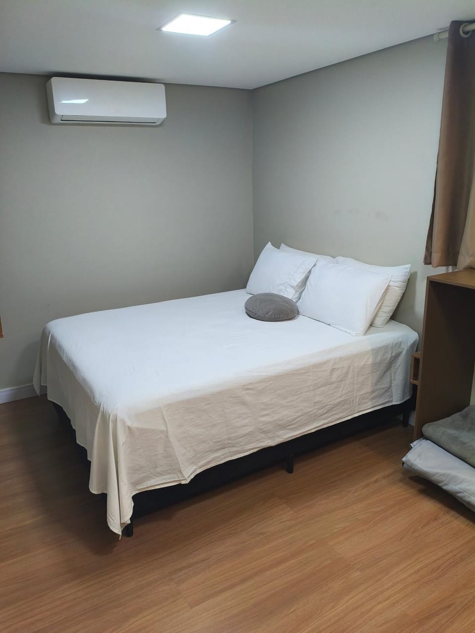 Bed, Photo of the whole room, air conditioner