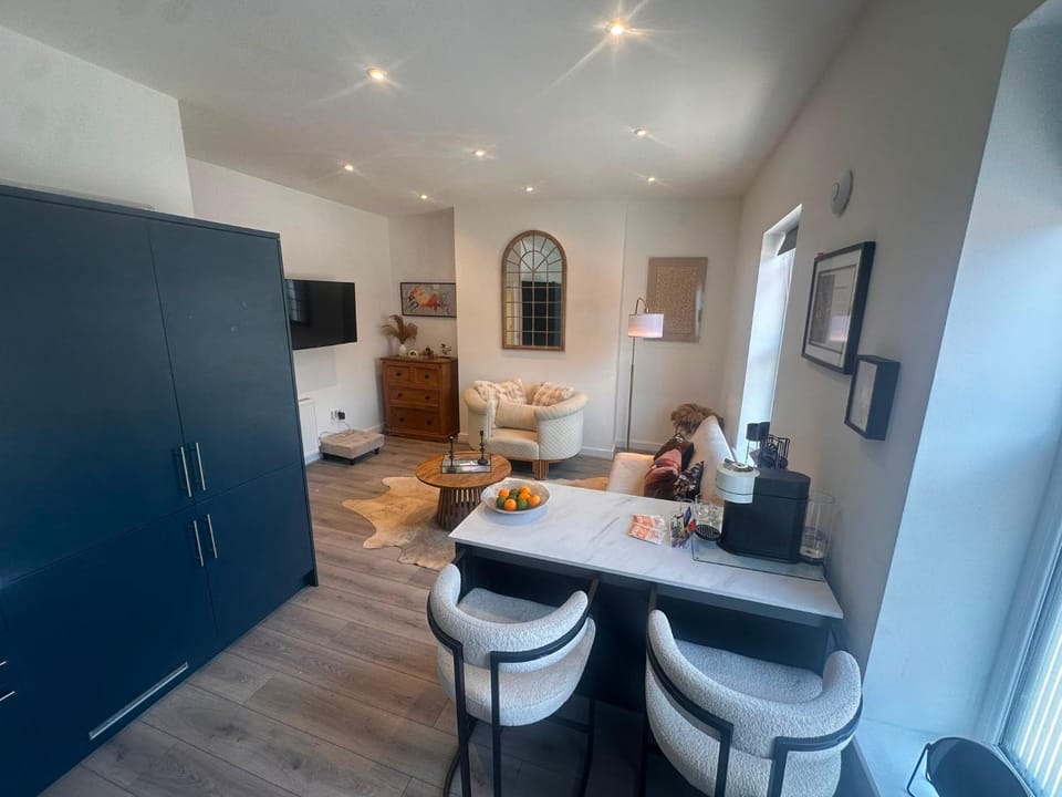 Living room, Dining area, Breakfast