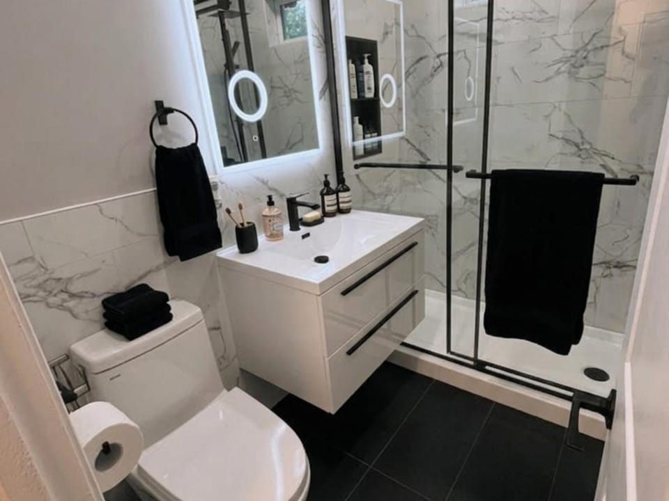 Shower, Toilet, Bathroom, Bath, towels